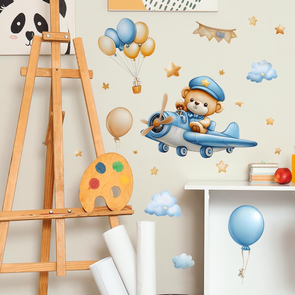 Cartoon-Bär fliegt Flugzeug Wandaufkleber für Schlafzimmer Wohnzimmer Heimdekoration