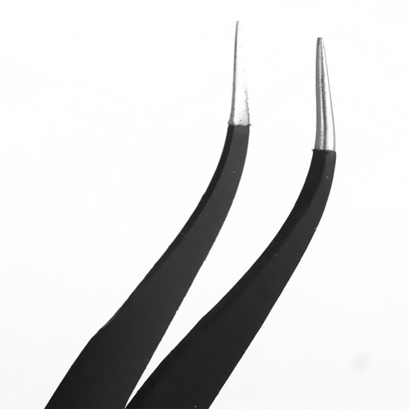 Antystatyczne czarne pęsety z zagiętymi końcówkami do usuwania włosków z gniazda ptasiego i manicure.