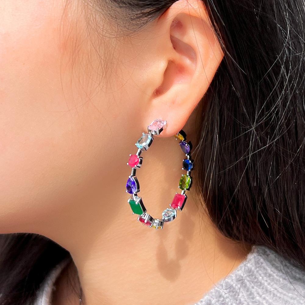 Boucles d'oreilles anneaux C de luxe Lumière Arc-en-ciel Rêve Design Couleur Bonbon Cœur Cristal Zircon Boucles d'oreilles Irrégulières