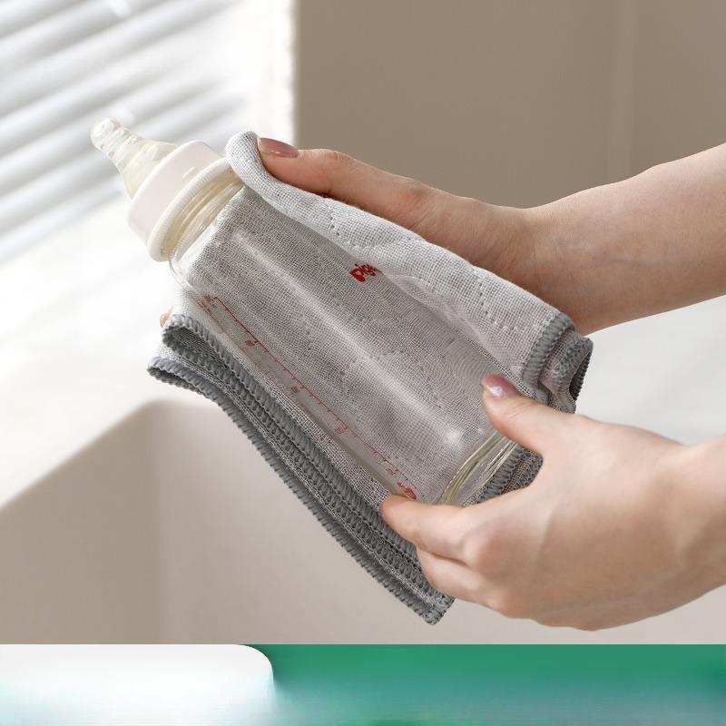 Ein spezielles Reinigungstuch für Küchenspültücher, das aufgehängt werden kann, Wasser aufnimmt und nicht an Öl klebt. Es ein fleckenentfernendes Reinigungstuch