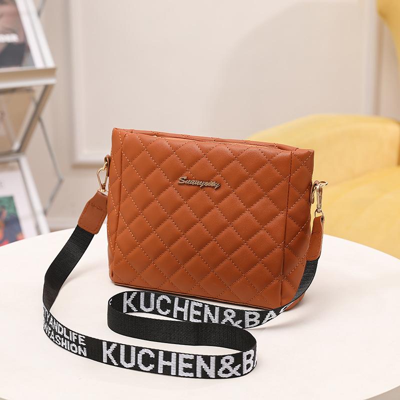 

Rhombus solid color shoulder bag, new trendy women s bag, fashionable letter broadband messenger bag, one piece. коричневый