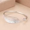 Stilvolles silbernes Armband mit offenem Blatt - Modischer Geburtstagsgeschenk-Schmuck