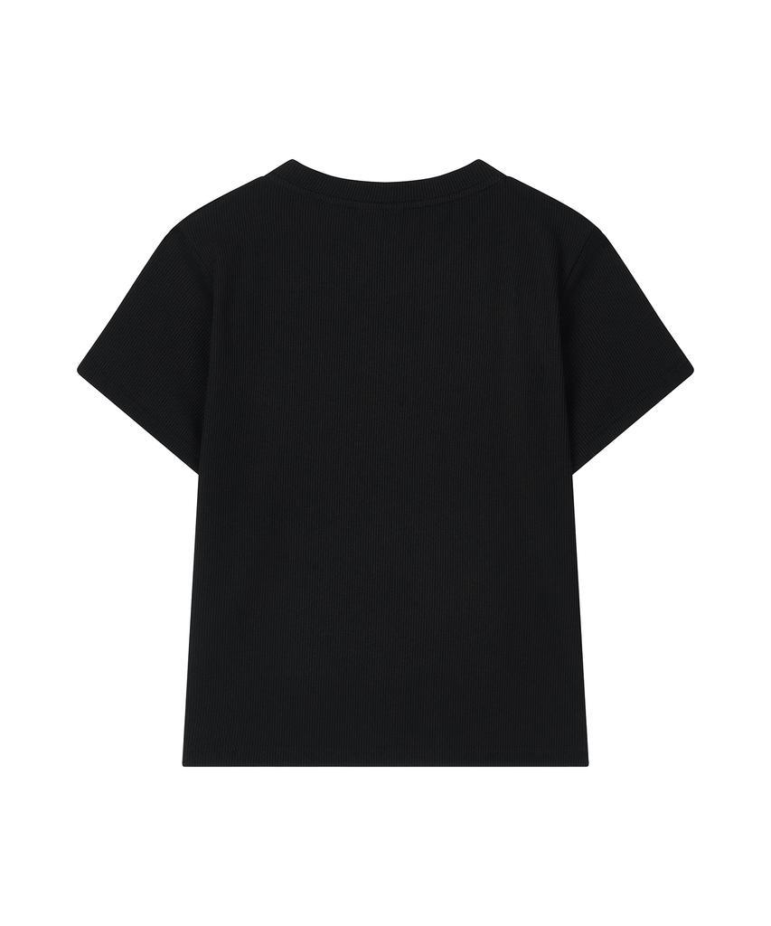 Peullupipeullupi Clover Button Semi-Crop Henley Neck T-Shirt_Black