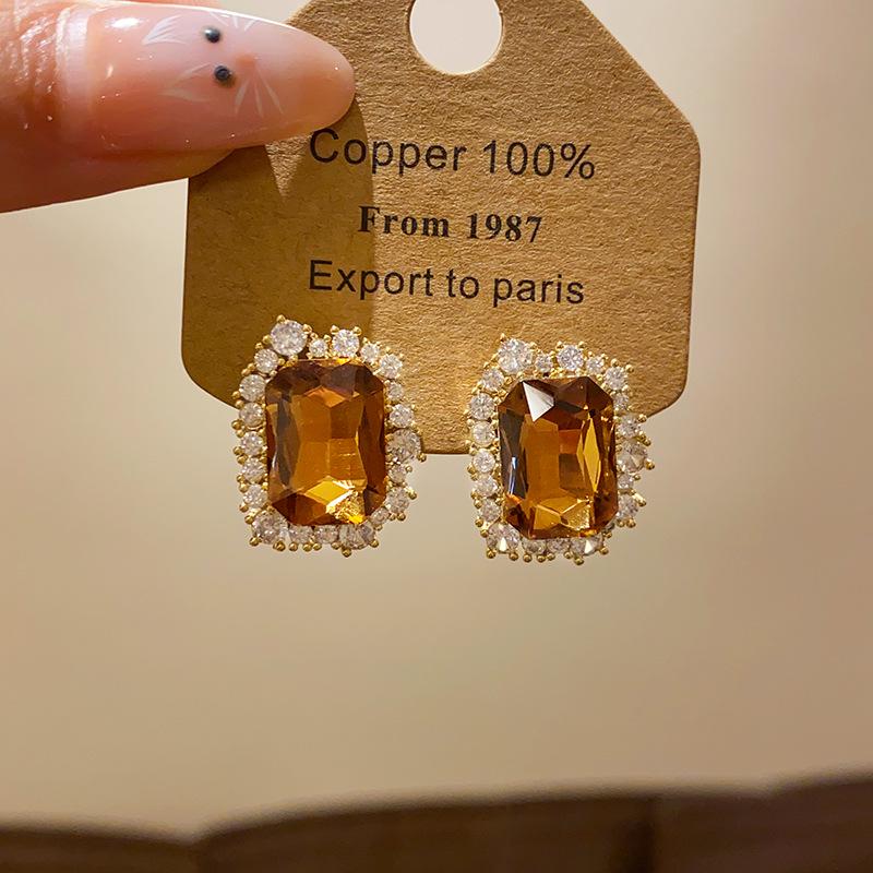 

Silver Needle Square Cubic Zirconia Rhombus Stud Earrings: French Retro Style, Versatile and Luxurious Jewelry for Women.