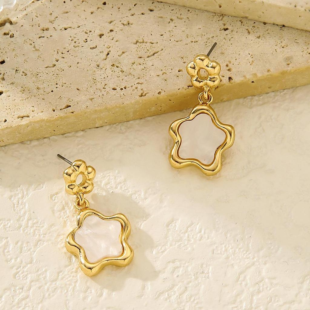 Retro Four-Leaf Clover Flower Pendant Earrings for Women - Stylish & Personalized Design