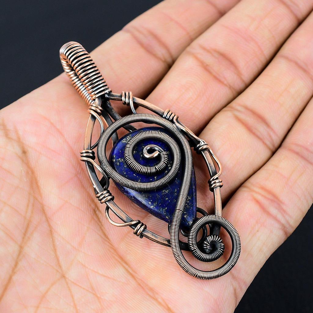 Wunderschöner handgefertigter Schmuckanhänger aus Lapislazuli-Edelstein, reinem Kupferdraht umwickelt