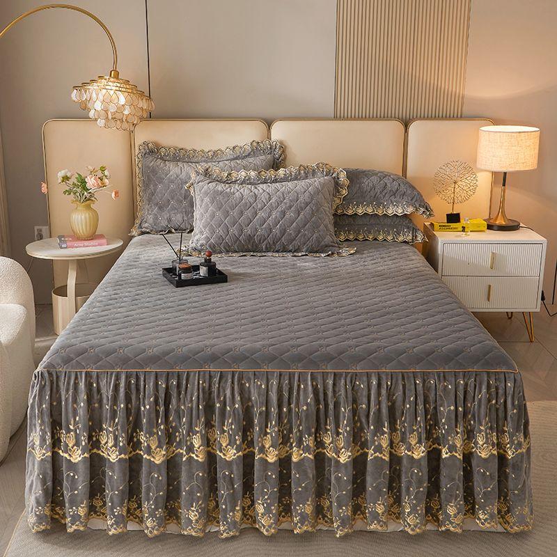 Zeitgenössisches gestepptes Karomuster-Spitzen-Bettrock-Set mit Kissenbezügen - 3-teilig, weiches, bequemes, atmungsaktives einfarbiges Design für das Schlafzimmer