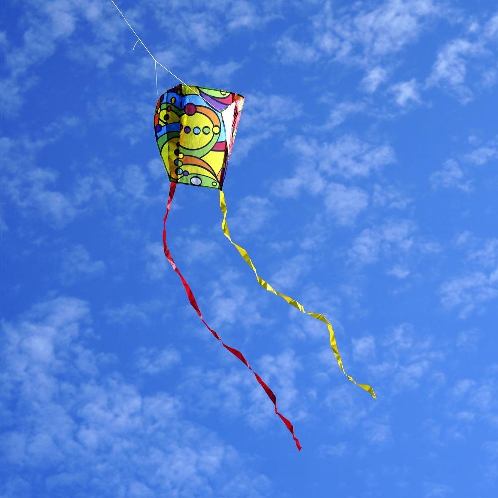 Neuer Easy Fly Regenbogen-Gleitschirmdrachen mit Drachenleine aus reißfestem Polyester. Taschendrachen mit gutem Flugverhalten und langem Schwanz. Ideal für Outdoor-Aktivitäten.