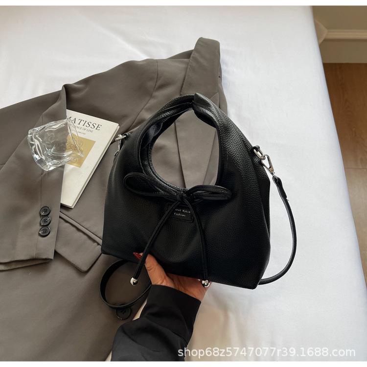 Korean version of simple portable bucket bag women's 2025 new spring and summer fashion shoulder bag versatile commuter crossbody bag