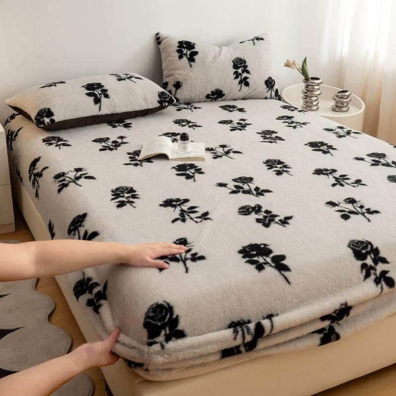 Coral Plush Dust Cover Leopard PrintThick Rabbit Plush Bed Fitted Sheet for Autumn and Winter Warmth Mattress Protective Cover