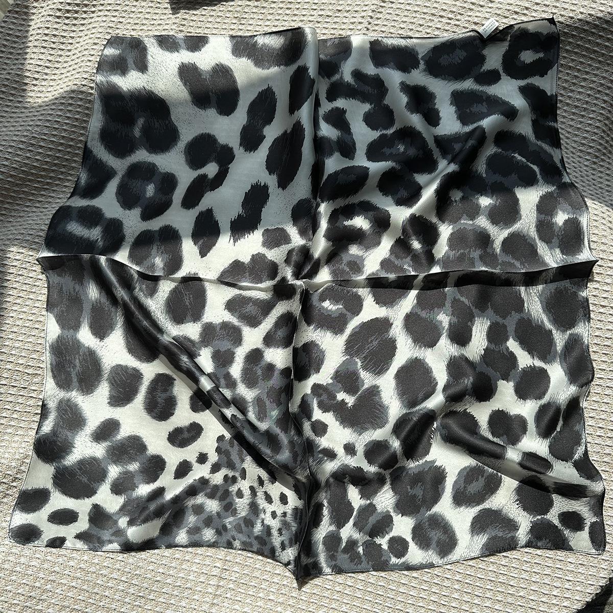 25 years of new ink-splashing leopard print printed silk scarf women s autumn and winter versatile 100% mulberry silk 70 square scarf small scarf 65*65cm