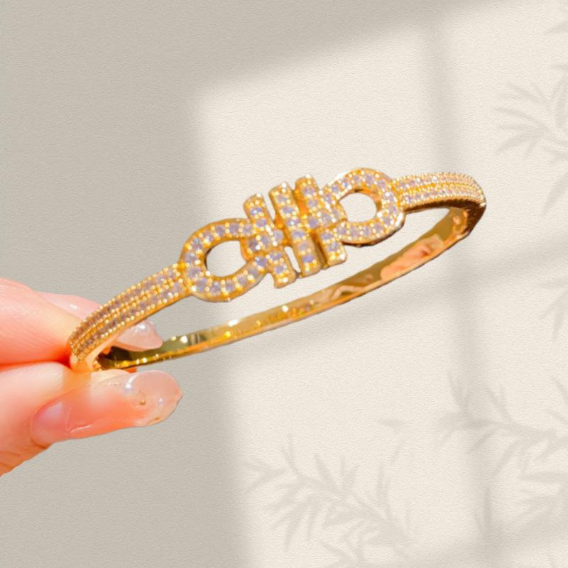 European & American Fashion Zirconia Four-Leaf Clover Bracelet: Sparkly Flower Design Wristband for Women