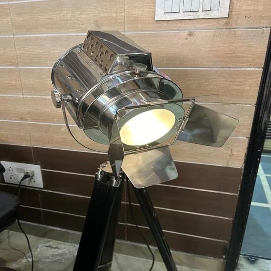 Námořní reflektorová stojací lampa Designový chrom s černým dřevěným stativem 177,8 cm Studio Domácí dekorace Dárek k nastěhování