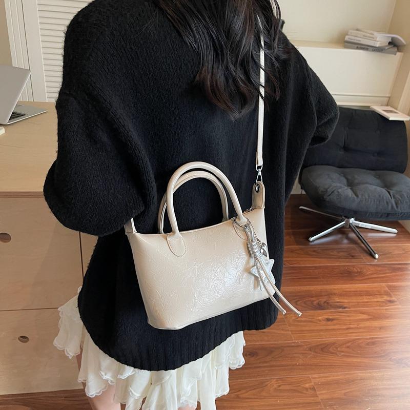 Premium texture portable dumpling bag women's new fashionable exquisite shoulder bag casual commuter messenger bag