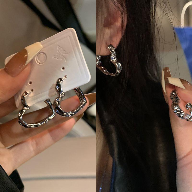 

Серьги-гвоздики с серебряной иглой для холодного ветра, женские, простой нишевый дизайн, неправильной формы, в виде сердечка-персика 925 silver needle