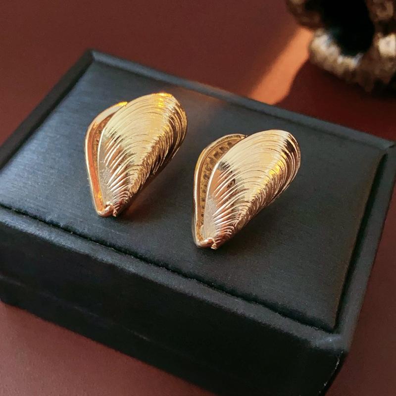 

Модные серьги-гвоздики для женщин золотой