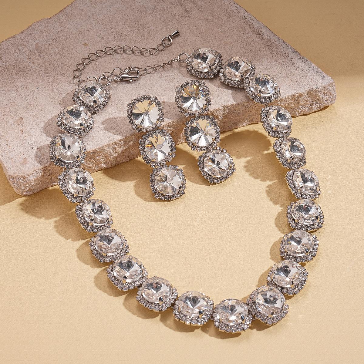 Two-piece set of diamond-set geometric round splicing collarbone chain fashionable temperament light luxury necklace