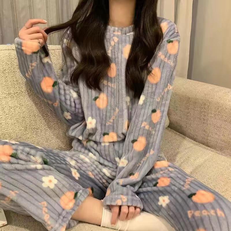 Cute and sweet autumn and winter pajamas women can wear the new coral fleece warm thickened long-sleeved loungewear set