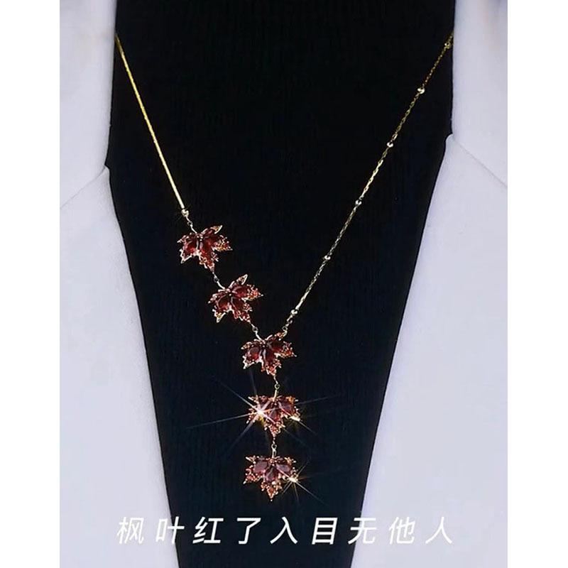 Autumn and winter new light luxury maple leaf necklace niche design long sweater chain high-end temperament fashion necklace jewelry