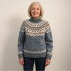 Beiger Rollkragenpullover mit Streifen und buntem Muster