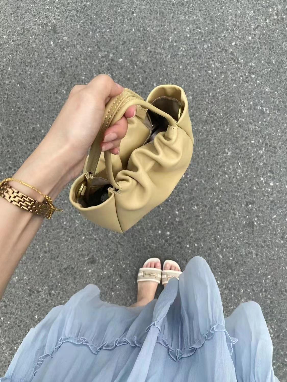 

Нова модна хмарна сумка 2024 року плісирована жіноча сумка з нішевим дизайном під пахвами через плече для приміських поїздок. жовтий