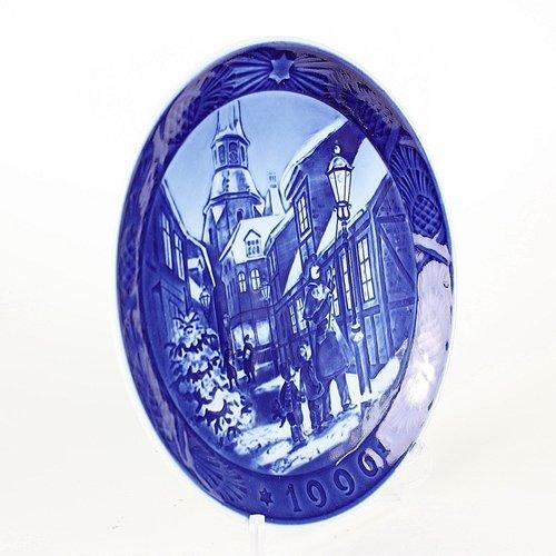 1996 Royal Copenhagen Year Plate "Lighting the Street Lamp" [Parallel Import]