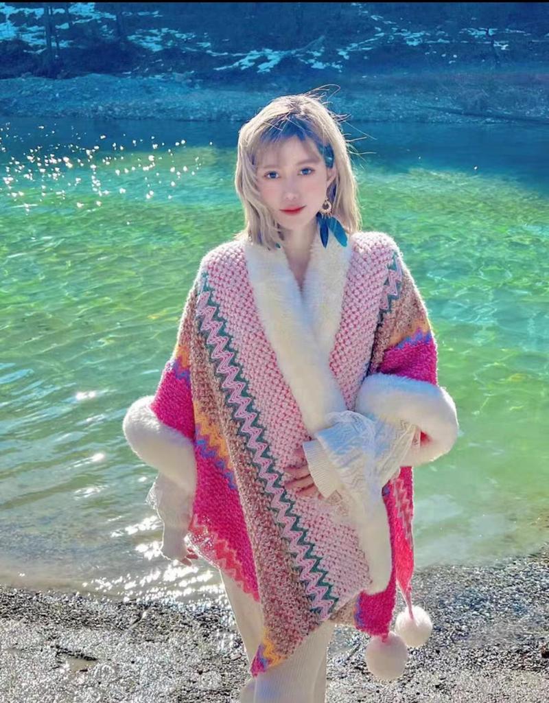 Handgestrickter Schal und Klimaanlagen-Cape im Ethno-Stil mit Quasten