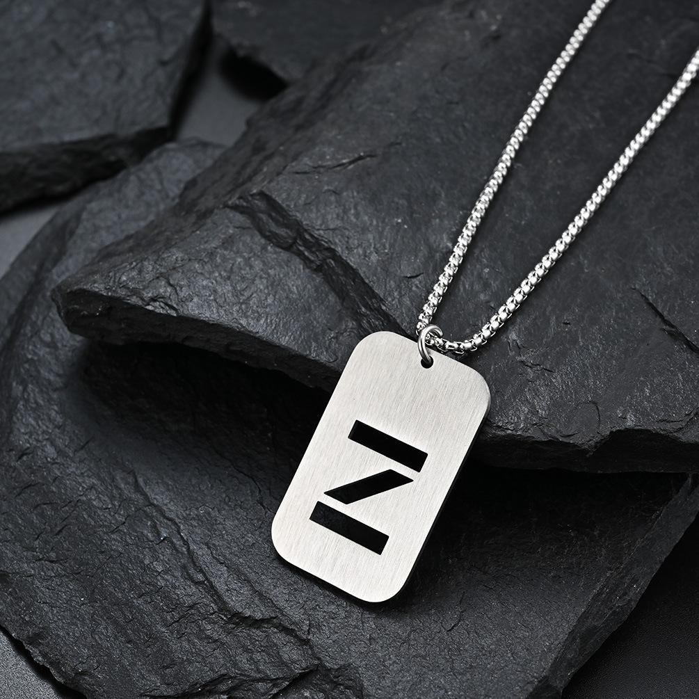 Minimalistisch Neutraler Stil Nachname Englischer Buchstabe Ausgehöhlt Militärmarke Halskette Herren Anhänger Minimalistischer Paar-Stil