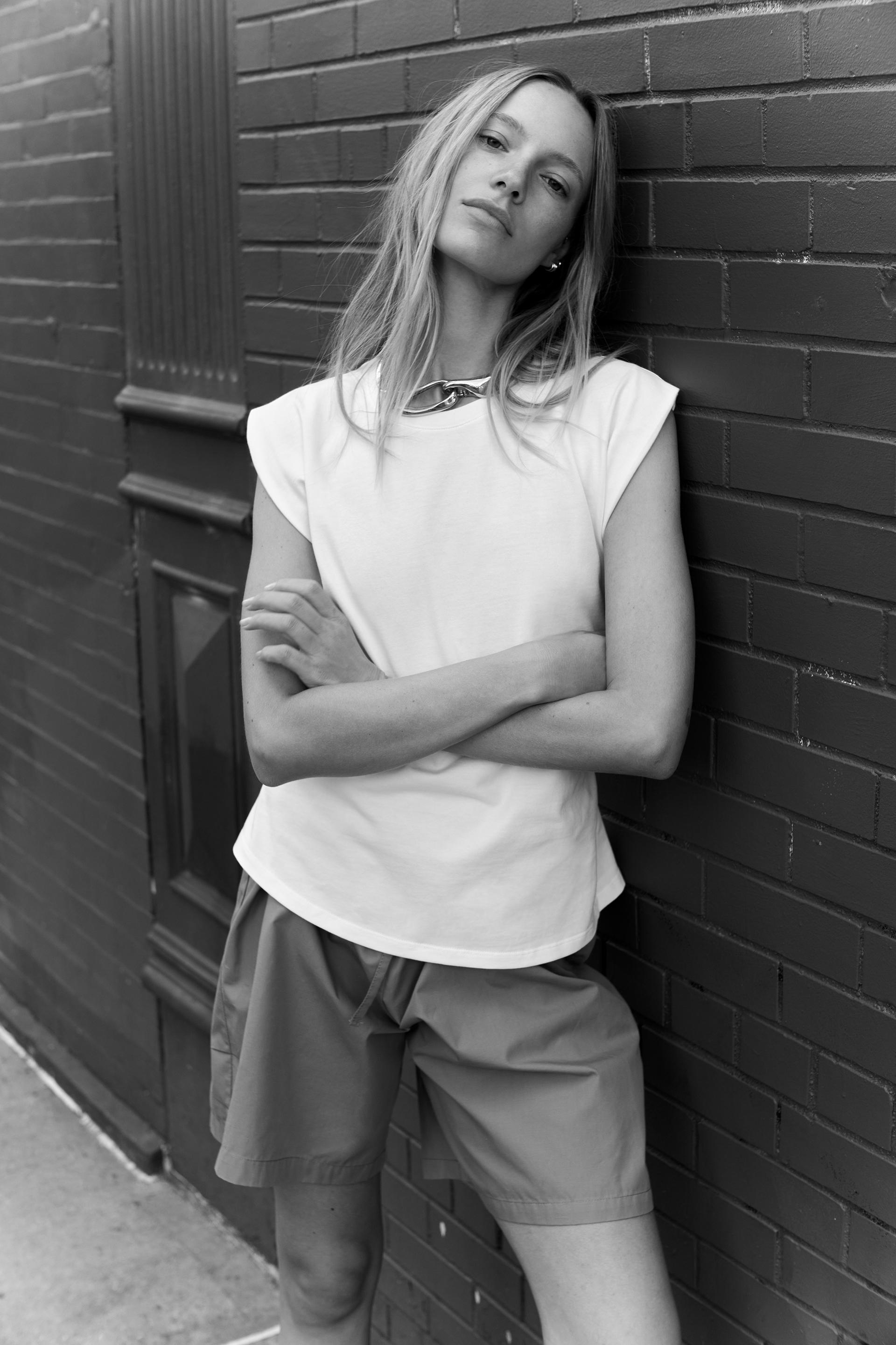 

ФУТБОЛКА С ВЫРЕЗОМ И ЗАПИСЬЮ