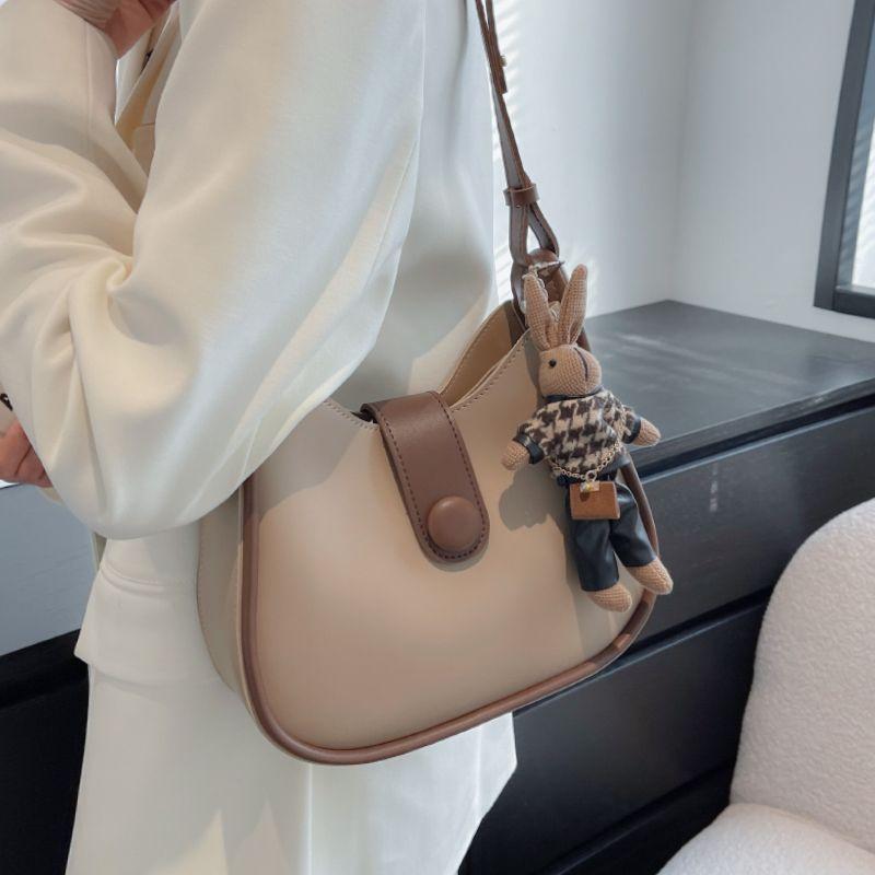 Today's popular bags are women's summer new trendy high-end texture niche messenger bags, shoulder bags.