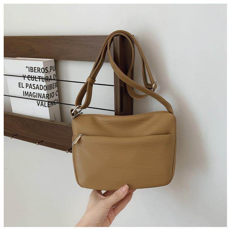 

Премиальная сумка из мягкой кожи женская 2025 новая корейская версия модной сумки-пельменя модная и простая дорожная на плечо мессенджер женская сумка хаки