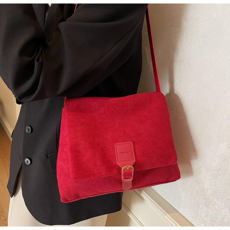 

Women s bag retro coffee messenger bag 2025 new autumn and winter high-end sense niche commuter messenger large-capacity tote bag красный