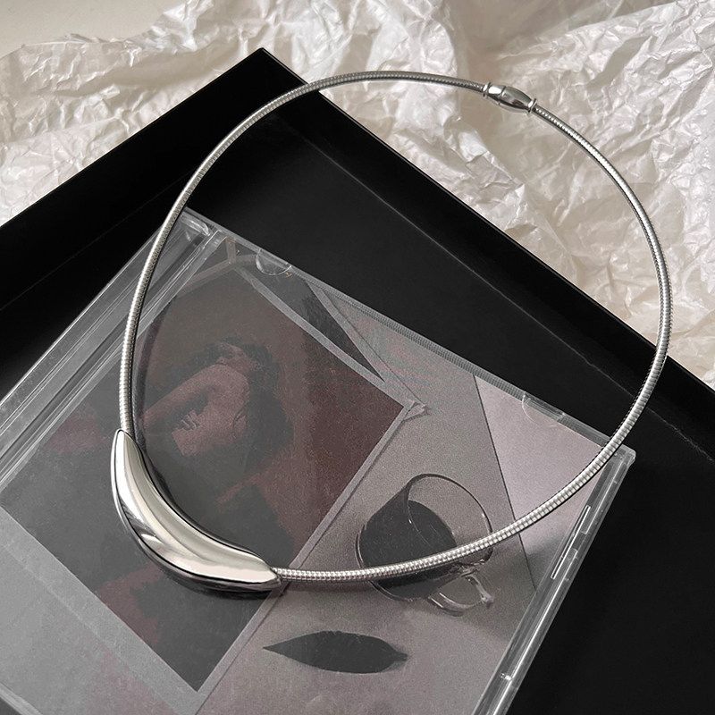 Stylish Sexy Style Women s Accessible Luxury Exaggerated Metal Necklace Versatile Silver Necklace