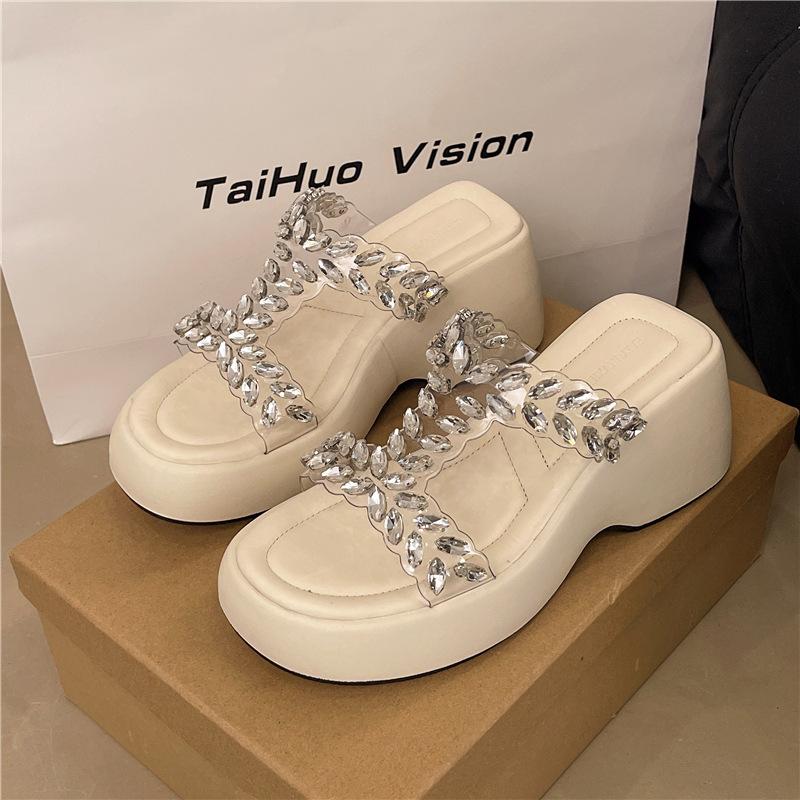 

Новая женская летняя универсальная обувь высокого класса, модные шлепанцы на толстой подошве на высоком каблуке, крутые шлепанцы на танкетке со стразами, увеличивающие рост 35 бежевый