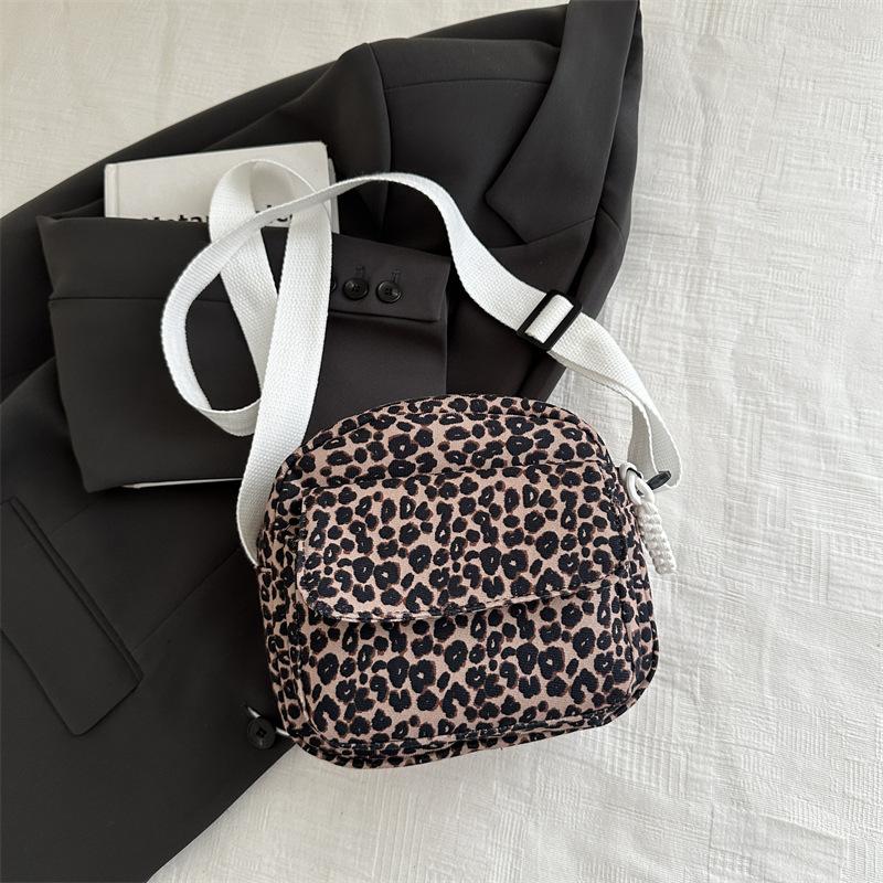 Korean version of fashion niche design soft-sided casual leopard print shoulder messenger bag 2025 autumn new shopping commuter bag