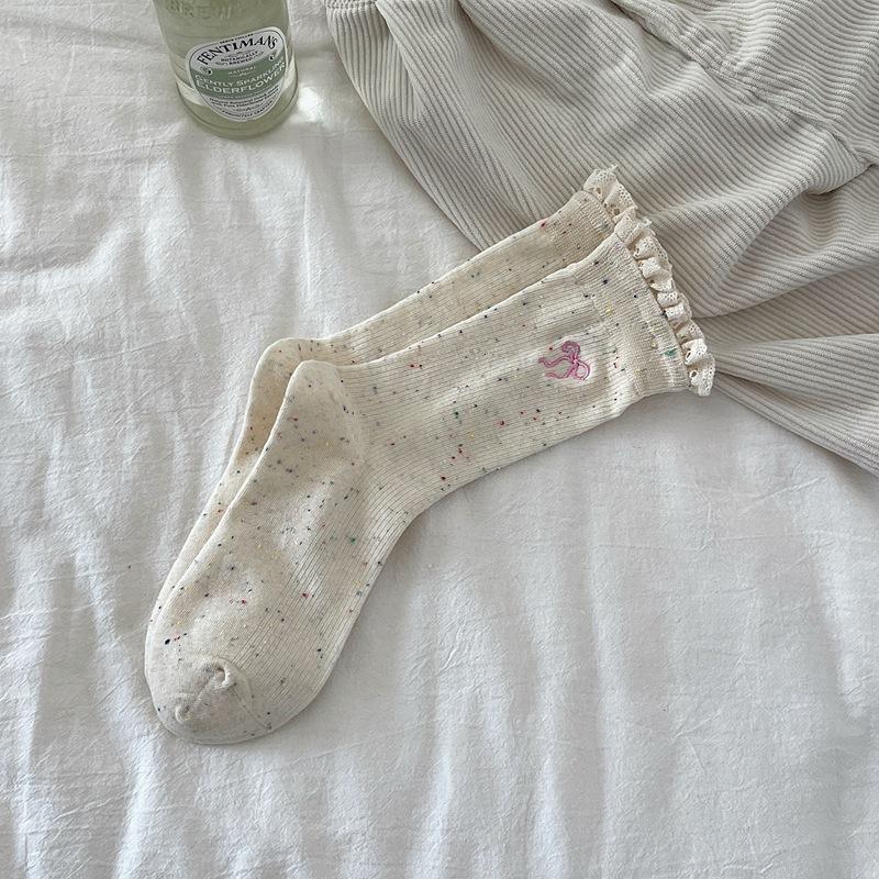 Autumn and Winter Bow Jacquard Design Mid-calf Women's Socks with A Rolled-up Seam and Contrasting Colors, Versatile and Cute Long Socks