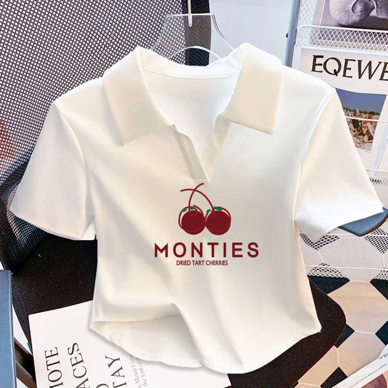 Polo de damă alb din bumbac cu gât în V franțuzesc, umeri drepți și mâneci scurte