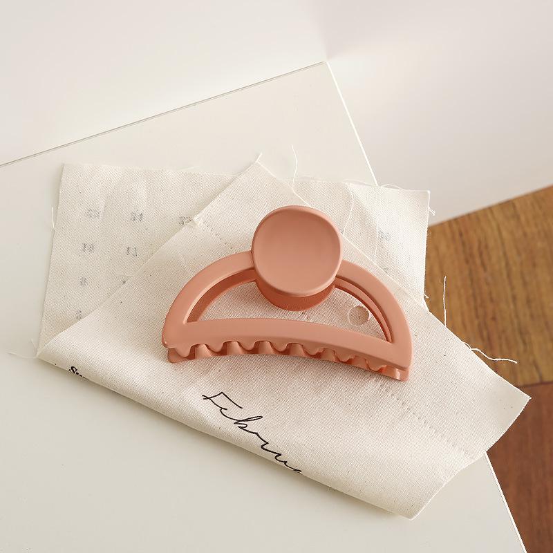 Versatile Cream Claw Hair Clip: Sweet Spring Accessory for Girls and Updos