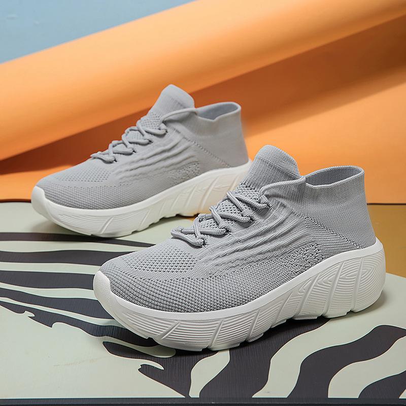 New casual single shoes large size soft sole breathable sports breathable shoes medium and low top socks shoes