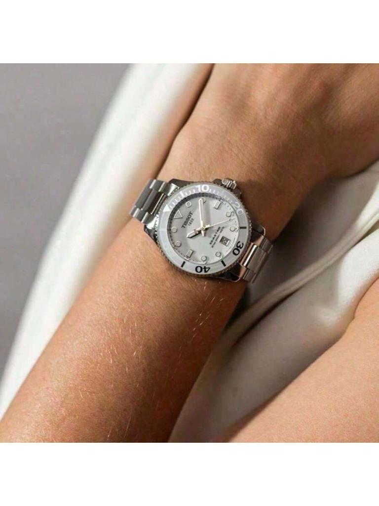 Tieto štýlové strieborné automatické potápačské hodinky Tissot Seastar sú nevyhnutnosťou pre každodenné nosenie v prírode, spájajúce športový štýl s vodotesnosťou T120.210.11.011.00