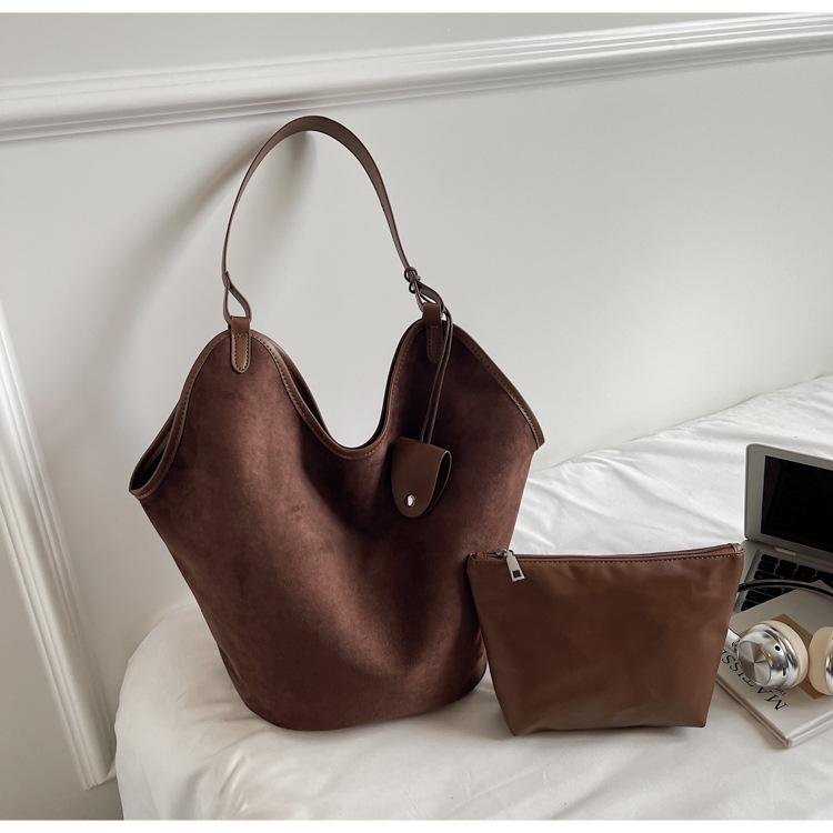 

Large capacity bag women s 2025 new autumn and winter retro fashion shoulder bag niche versatile commuter tote bag темно-коричневого