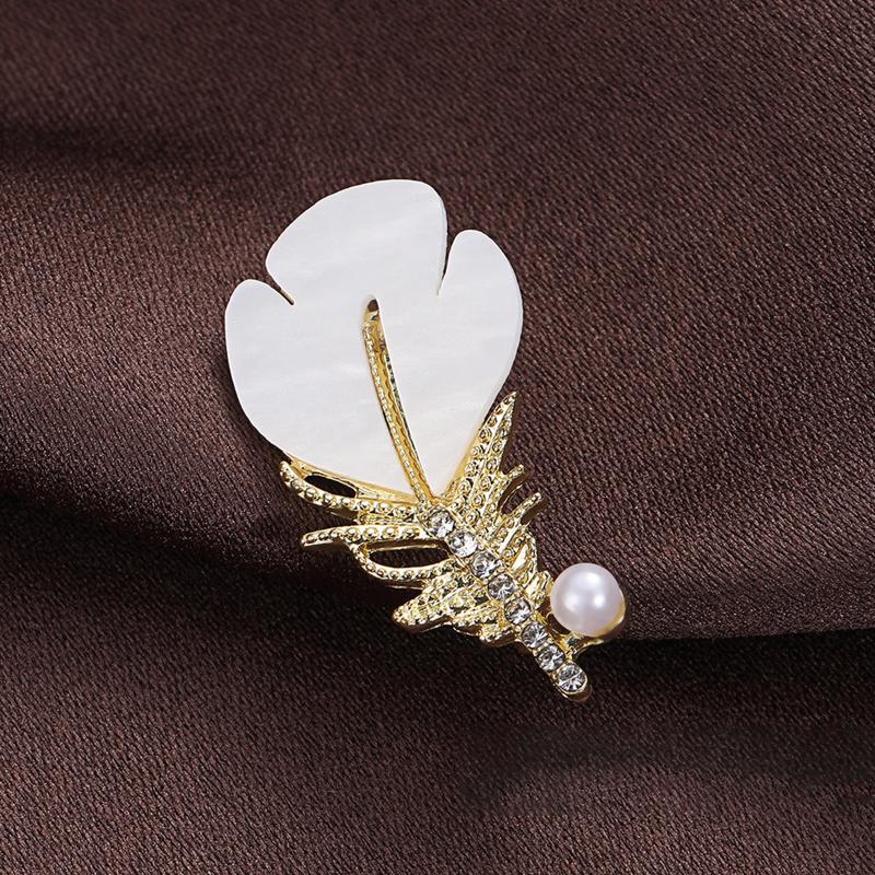 1Pcs White Pearl Zircon Inlaid Corsage Luxury Shell Feather Brooch Pins Gold Color Clothing Accessories