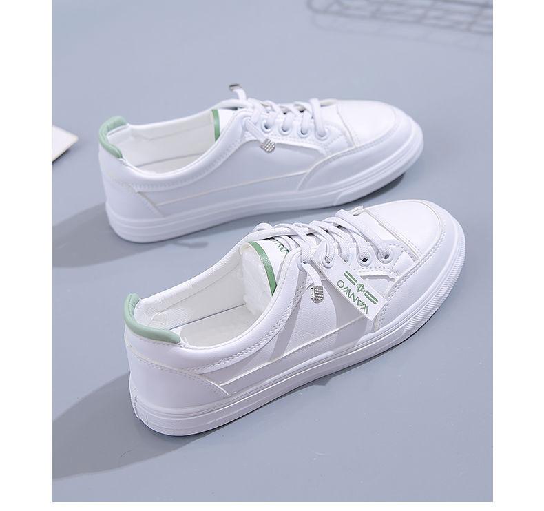 2025 Sommer vielseitige beliebte kleine weiße Damenschuhe Frühling und Sommer neue lässige flache Grundplatten-Schuhe ins Sportschuhe weiß