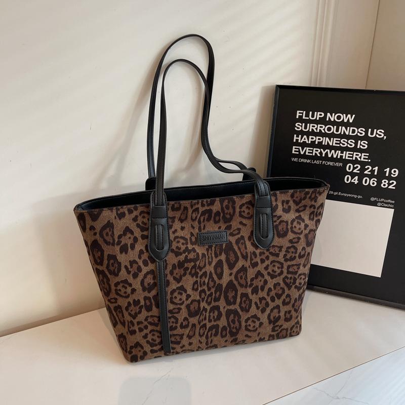 

New large-capacity shoulder bag, portable bucket bag, popular fashion shoulder bag, retro commuter tote bag. темно-коричневого