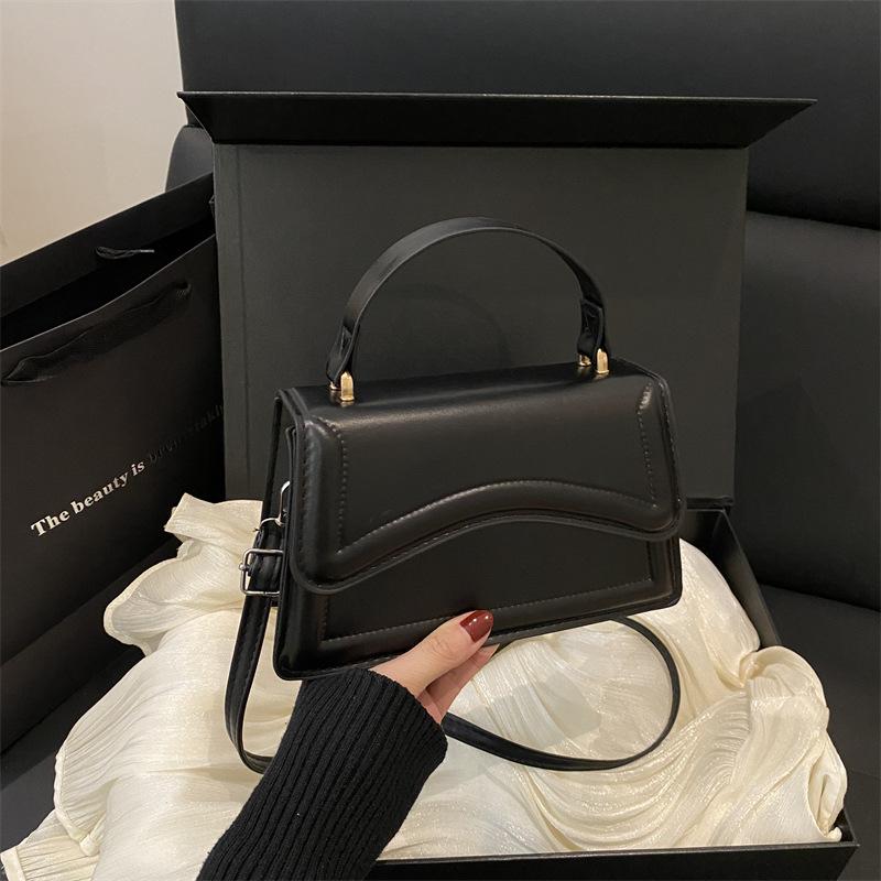 

Simple and fashionable small square bag, personalized and beautiful handbag, spring new shoulder bag, commuter messenger bag чёрный