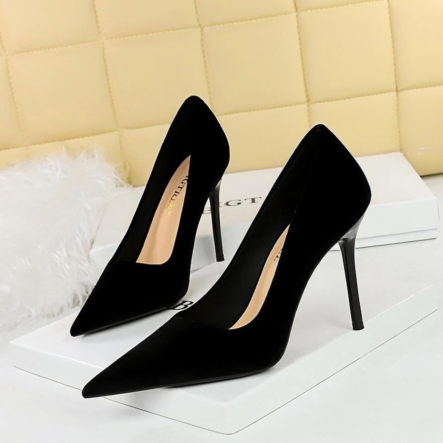 

Жіночі модні потовщені замшеві банкетні туфлі на високих підборах з неглибоким гострим кутом 34