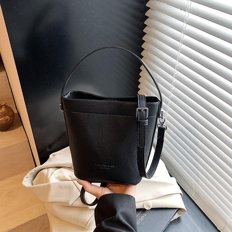 Premium texture portable underarm bag women's new trendy simple bucket bag niche shoulder messenger bag