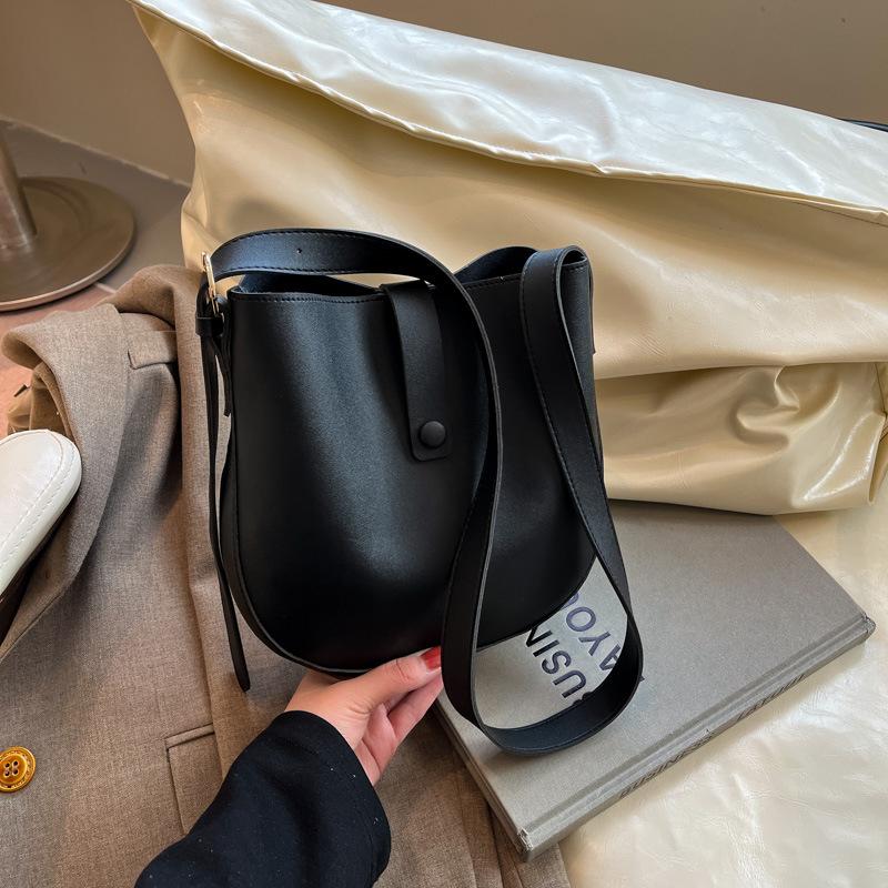 

Сумка большой вместимости 2025 весна новая сумка модная на плечо высокая ценность универсальная сумка-тоут нишевая сумка-мессенджер чёрный