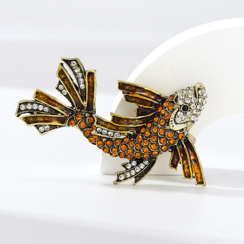 

Vintage Rhinestone Fish Brooch for Women Unisex Swimming Fish Animal Party Casual Corsage Pins Gifts