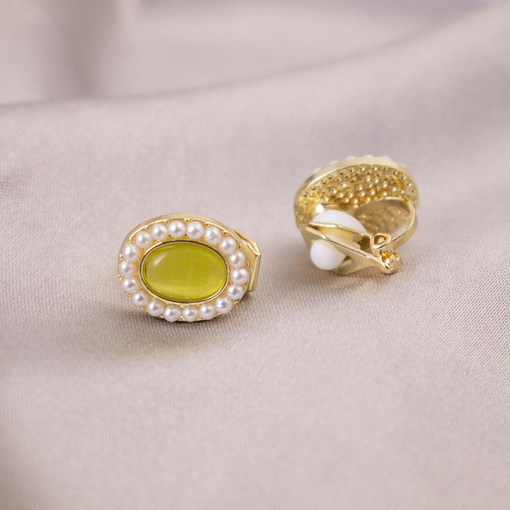 Elegant Clip-On Triangle Earrings for Non-Pierced Ears - Versatile, Light Luxury for Everyday Wear.